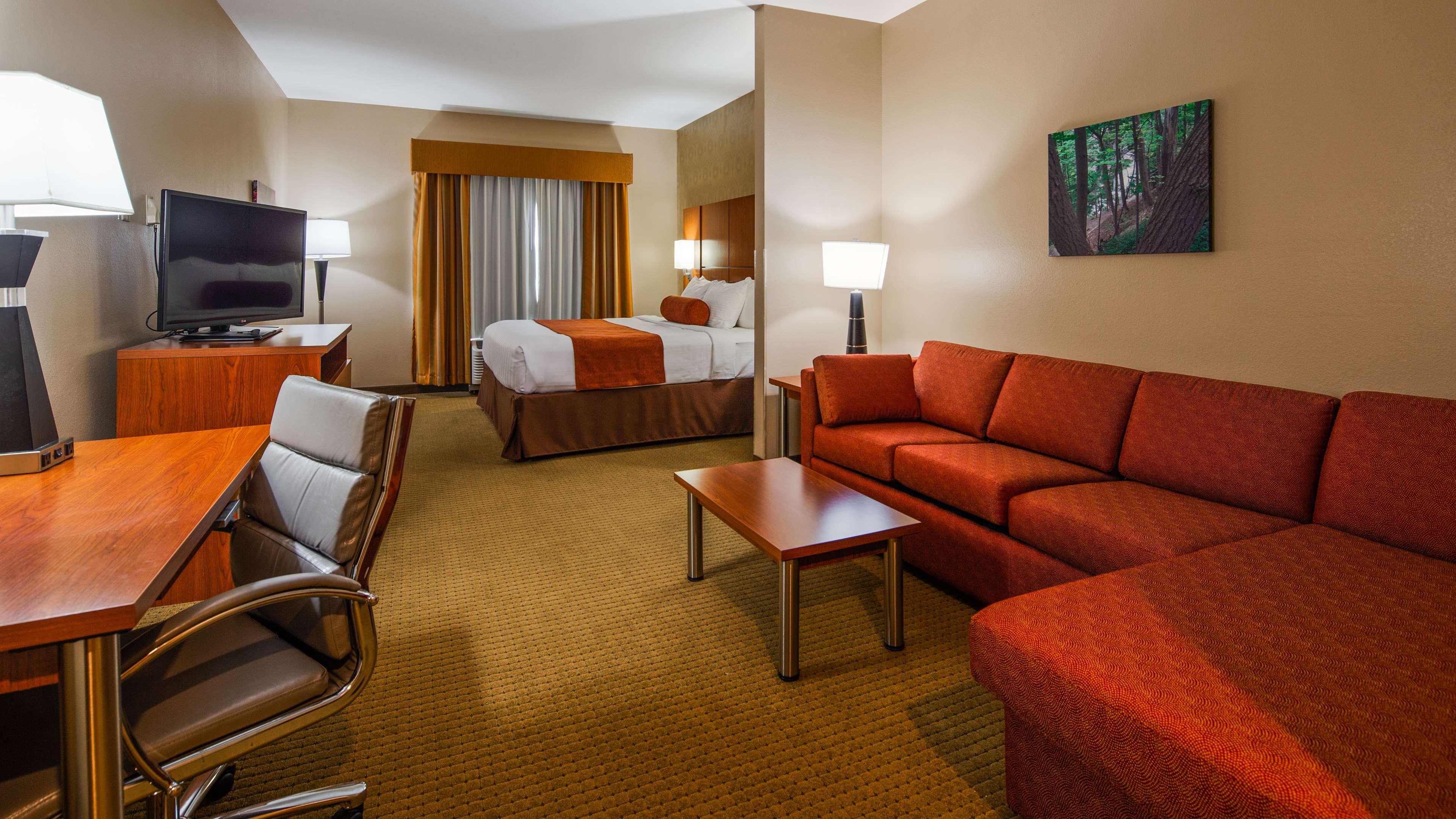 Best Western Plus Finger Lakes Inn & Suites Кортленд Экстерьер фото