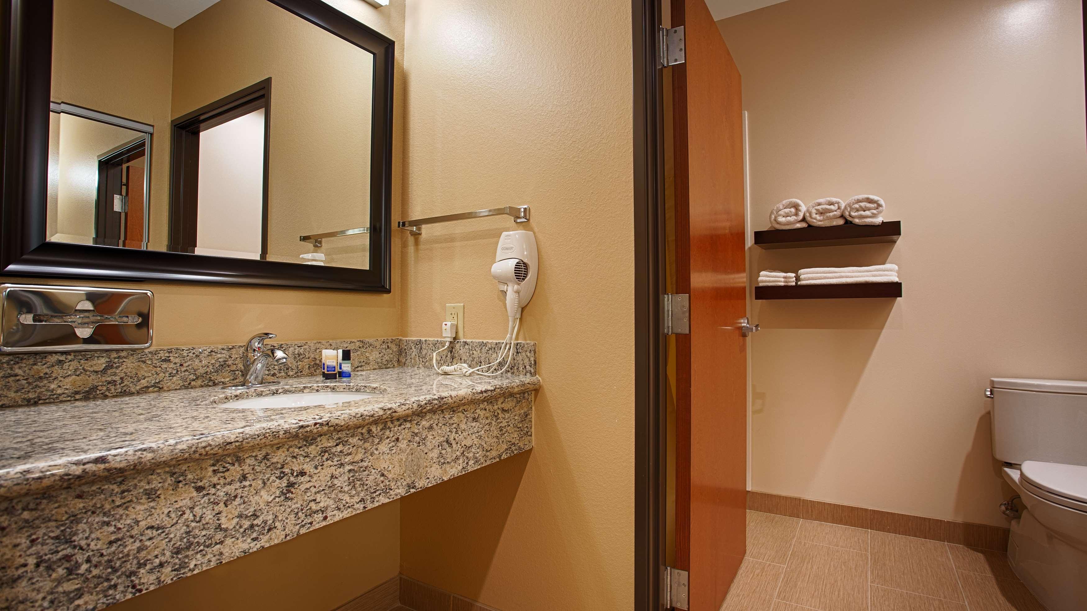 Best Western Plus Finger Lakes Inn & Suites Кортленд Экстерьер фото