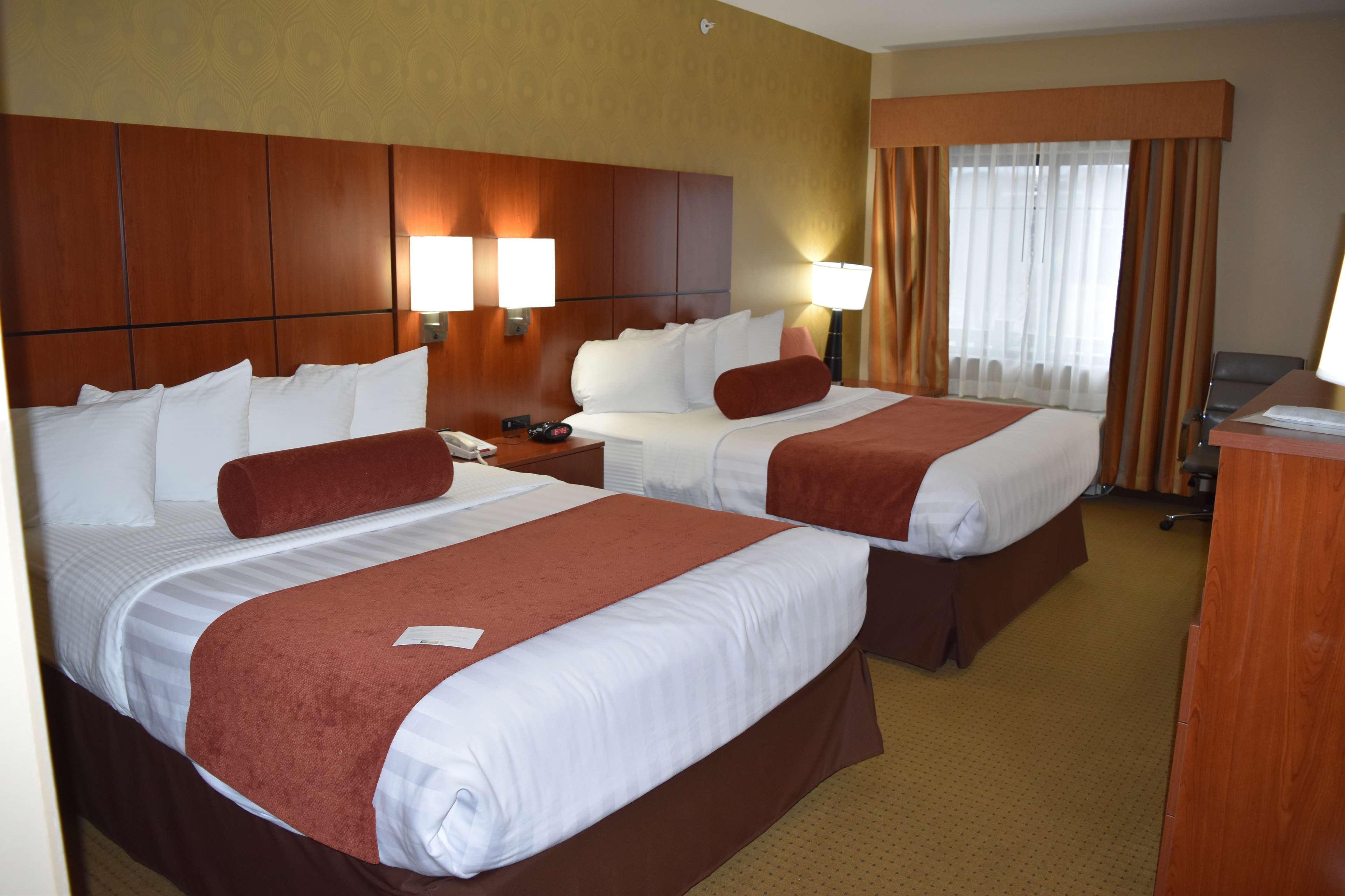 Best Western Plus Finger Lakes Inn & Suites Кортленд Экстерьер фото