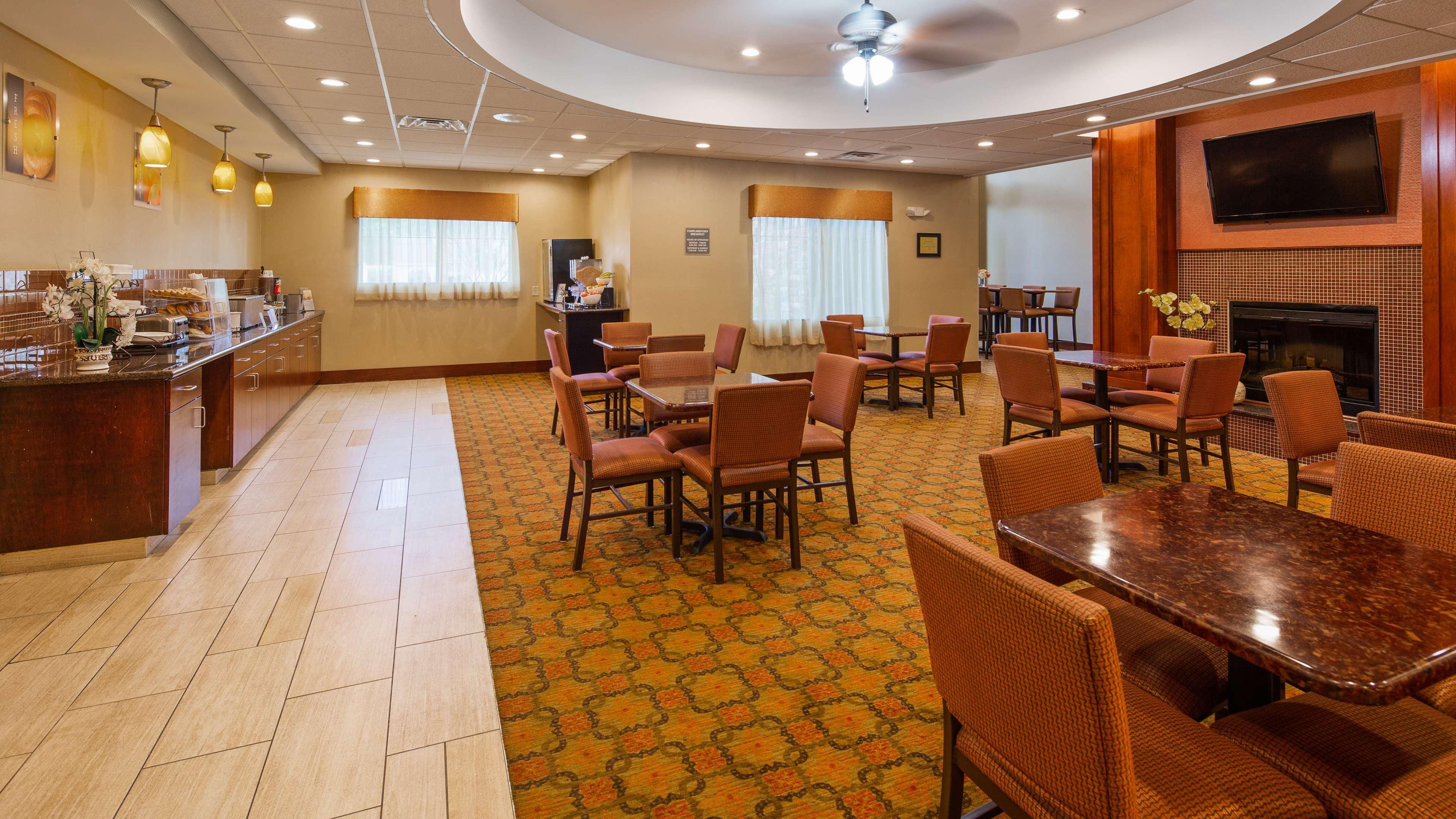 Best Western Plus Finger Lakes Inn & Suites Кортленд Экстерьер фото