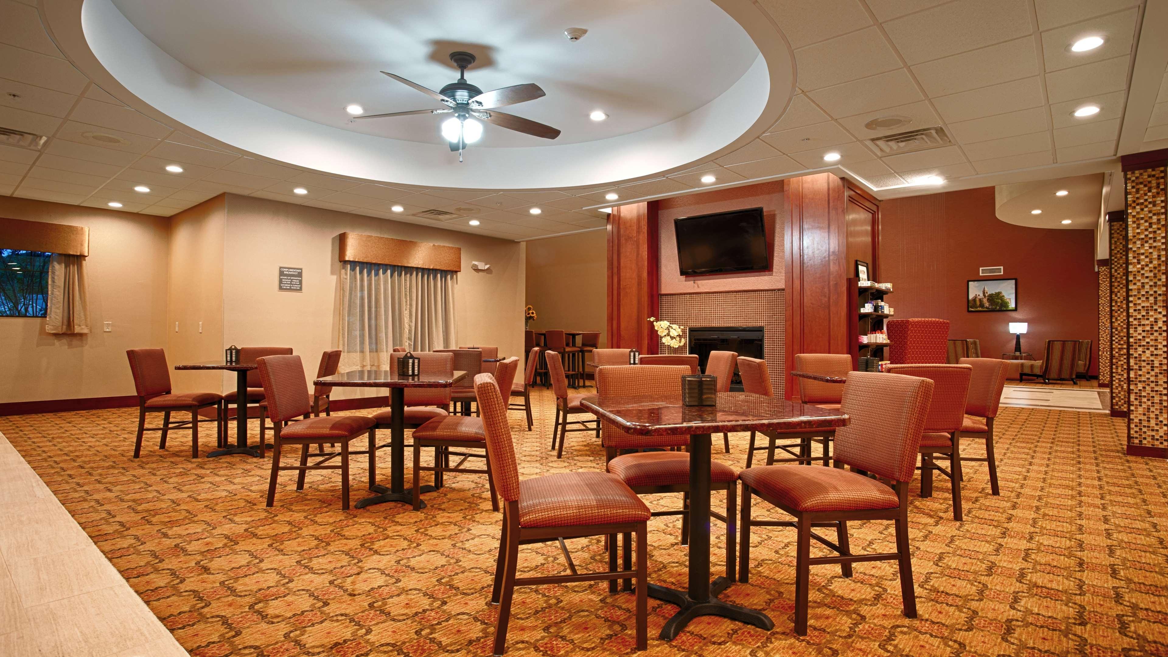 Best Western Plus Finger Lakes Inn & Suites Кортленд Экстерьер фото