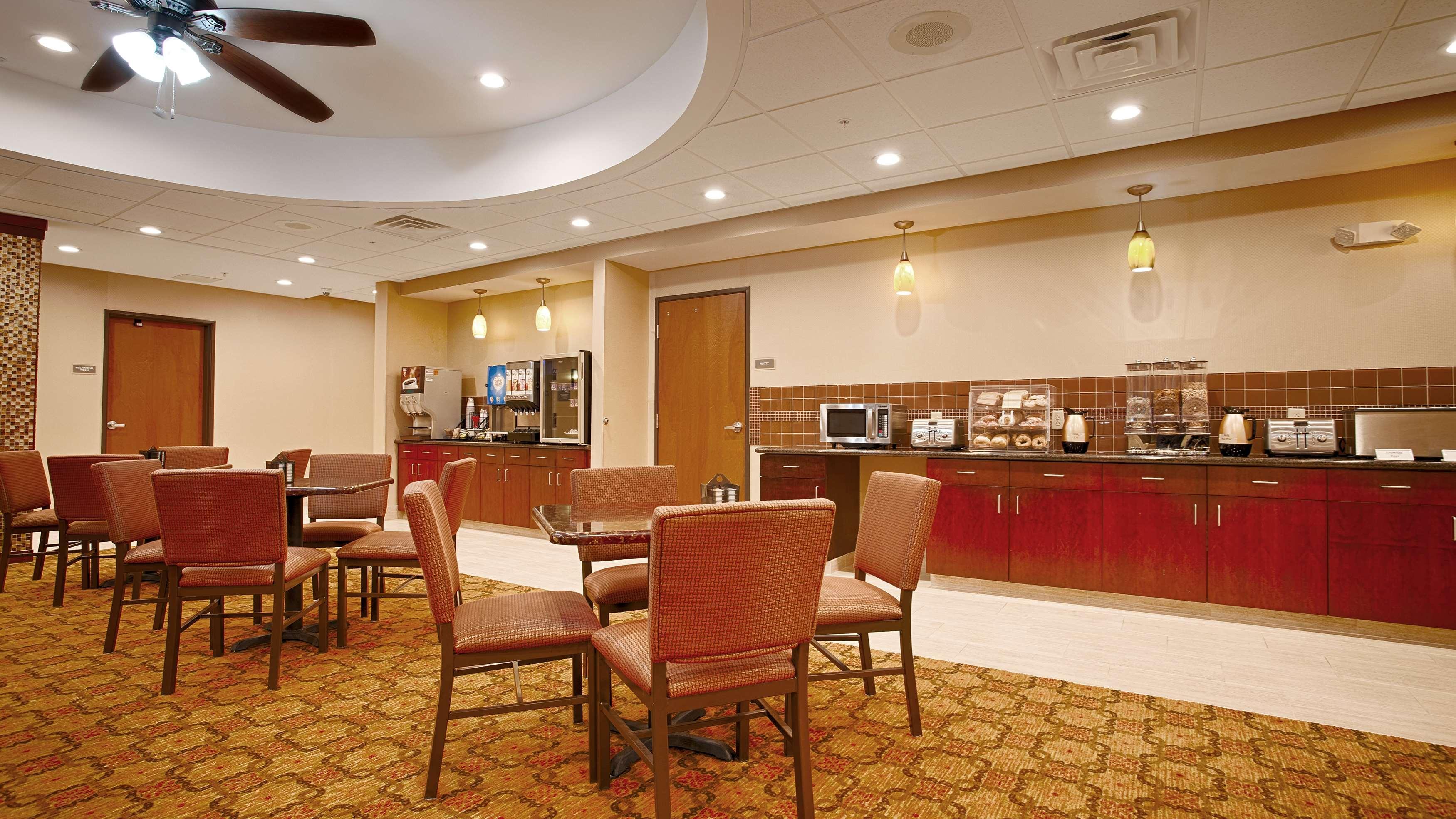 Best Western Plus Finger Lakes Inn & Suites Кортленд Экстерьер фото